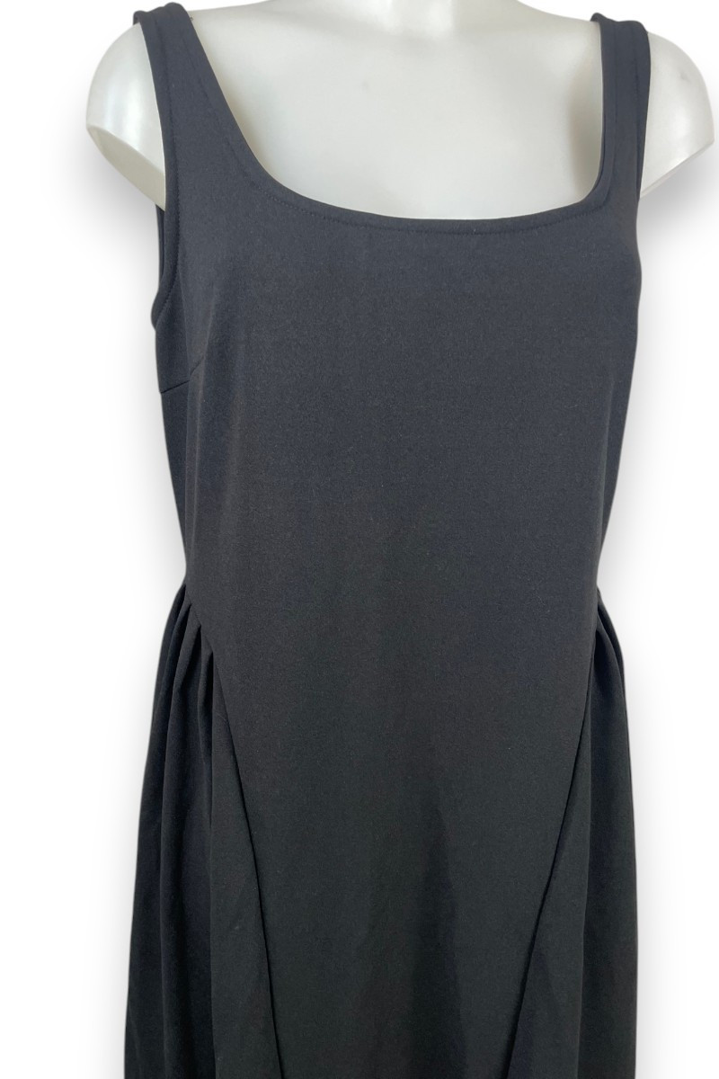 Robe noire CIDER – Élégance minimaliste et moderne