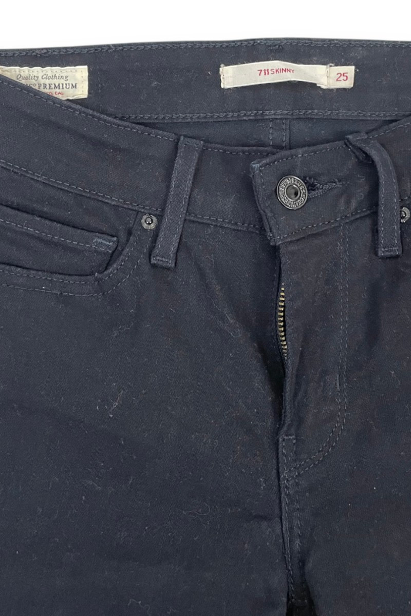 Jean Levi’s 711 Skinny – Noir intense et coupe sculptante