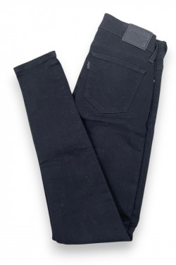 Jean Levi’s 711 Skinny – Noir intense et coupe sculptante