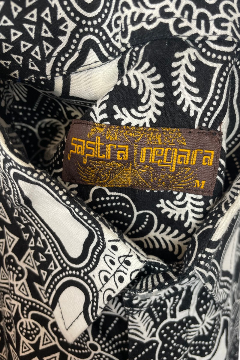 Chemise droite Sastra Negara, TM